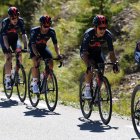 Richard Carapaz (segundo desde la derecha) tuvo problemas en la parte final de la cuarta etapa del Tour de Francia.