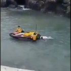 Equipo de salvamento recupera el cadáver del ecuatoriano Juan Carlos Villalba, en una playa de Lima.