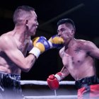 Muñoz (de guantes amarillos) registra 12 peleas ganadas en la categoría 140 libras Superligero.