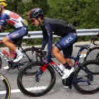 Richard Carapaz supo reponerse a un pinchazo en la llanta y completó la quinta etapa del Tour de Francia en el pelotón principal.