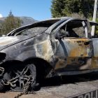 Los tipos iban en este vehículo que chocó contra el parterre de la avenida Interoceánica, en Tumbaco.