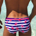 Caminar moviendo los glúteos y rotar los hombros son uno de los ejercicios básicos para eliminar la tensión muscular.