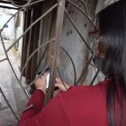 La casa donde se suicidó la quinceañera, en Quevedo, permanece varía durante el día.