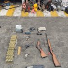 El armamento estaba escondido en varios muebles del taller.