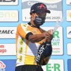 El ecuatoriano Jonathan Narváez celebra el campeonato conseguido en ciclismo.