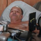 Alain Cocq, que sufre una enfermedad huérfana de la sangre, descansa en su cama médica en su piso en Dijon, al noreste de Francia.