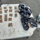 El detenido trató de esconder el alcaloide en las plataformas de las zapatillas de baño.