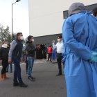 Familiares del fallecido reclaman al personal del Hospital IESSSur y a los trabajadores de la funeraria por la equivocación.