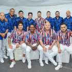 Integrantes de la orquesta, posan para una fotografía.