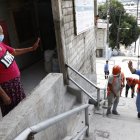 Doña Rosa Alcívar observa los trabajos complementarios que se ejecutan en su barrio.