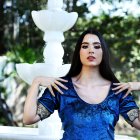 Además de modelo y actriz también es escritora. Publicó un poemario Hiedra sobre las rosas.