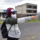 Michelle muestra con indignación el lugar donde fue asaltada por dos sujetos.