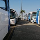 Hecho. Los buses se han concentrado esta mañana en en los exteriores del ingreso principal del Puerto Marítimo.