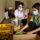 En una bodega, Nola Manobanda guarda los productos. Una amiga de la infancia trabaja con ella.