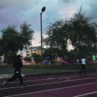 Corredores usan la pista atlética que se construyó, pero al caer la noche no se ve nada. Y es cuando salen los pillos.