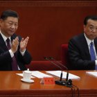 El presidente chino Xi Jinping (izq.) Y el premier chino Li Keqiang (der.) Aplauden durante una reunión elogiando modelos a seguir en la lucha del país contra la epidemia de COVID-19 en el Gran Salón del Pueblo (GHOP) en Beijing.