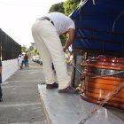 A la joven madre de familia la sorprendieron en su trabajo.
