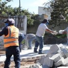 Una cuadrilla de obreros adoquinan los pasajes del barrio La Carolina