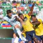 El defensa ecuatoriano Pervis Estupiñán (6) disputa el balón con el argentino Walter Kanemann (14).