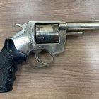 Uno de los detenidos tenía en su poder un revólver calibre 38 milímetros, con cuatro municiones.