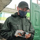 Héctor Cola lleva consigo una fotografía de su hermana para mostrarla a las personas.