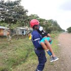 Un bombero debió llevarlo en brazo para darle los primeros auxilios.