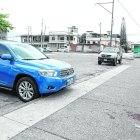 La víctima, John Alexander Linares, descendía de este vehículo cuando llegaron dos sujetos que lo arrinconaron y lo cernieron a bala.