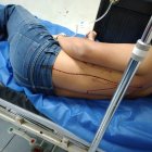 El acompañante de la joven resultó con un balazo en la espalda.