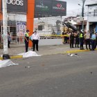 Edison Paul Barco Díaz y su acompañante quedaron tendidos en el pavimento.