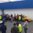 Los implicados fueron detenidos después de sacar dinero de un banco.