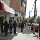 El movimiento comercial afuera de los hospitales ha disminuido, pero no ha parado pese a la crisis.