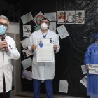 Sus compañeros de trabajo le rindieron un homenaje en el área donde trabajaba el médico