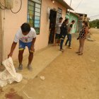 Nelson Mejillones muestra el sitio donde cayó asesinado su yerno.