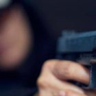 Los sujetos amedrentaron a madre e hija antes de huir.