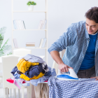 Dé una manito en casa si está desempleado, así aligera la carga de su pareja.