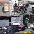 Las maletas con ropa, herramientas, enseres y más evidencias que les encontraron.