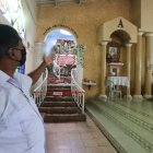 El padre Alirio Castro Rodríguez, misionero de Stella Maris, muestra el primer cuadro con el que se inauguró el templo.