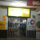 Este local de venta de joyas fue 'blanco' de un trío de asaltantes.