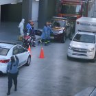 Personal del Cuerpo de Bomberos ayudó en el levantamiento del cadáver.