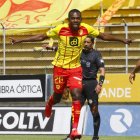 Jhonny Quiñónez celebra uno de sus tantos.