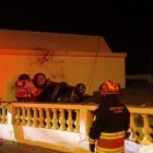 Los afectados quedaron atrapados dentro del vehículo.