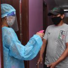 Las sexoservidoras simularon la aplicación de un protocolo para atender, durante la minga del domingo en el barrio de tolerancia.