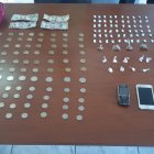 La Policía recabó, además de la droga, un arma de fuego y dinero en efectivo como evidencias.