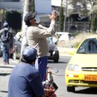 Los obreros de Los Granados se paran en el filo de las veredas y suplican por trabajo.