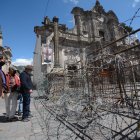 A los pies de la iglesia de la Compañía de Jesús (Sucre y Espejo) se  volvieron a colocar vallas hasta en la cruz de piedra.