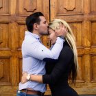 La feliz pareja expresa gestos de amor mutuo donde quiera que va.