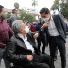 El presidente Lenín Moreno saluda 'de codo' con el ministro de Economía, Richard Martínez.