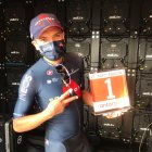 Richard Carapaz con el premio a la combatividad tras su destacada actuación en la jornada 16 del Tour, en la que fue segundo.