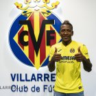 Pervis Estupiñán con su nueva camiseta la del Villarreal