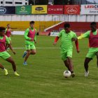 Los jugadores de Deportivo Cuenca siguen entrenando pero no cobran desde abril.